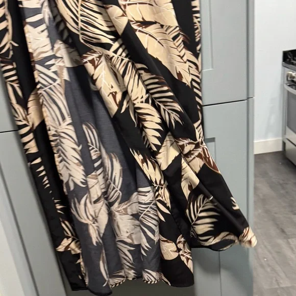 SHEIN Curve Leaf Pattern Top - Picture 6 of 8